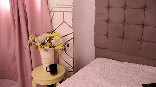 Snapshot of Lily_rousee_ chatting on 05/20/26, 12:44 Lily rousee online show from 05/20/26, 12:44