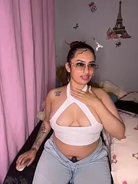 Snapshot of naomirouse_ chatting on 11/14/25, 04:11 naomirouse online show from 11/14/25, 04:11