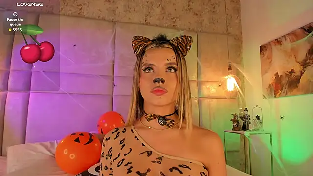 Snapshot of Mily_Vermont chatting on 10/31/25, 09:05 Mily Vermont online show from 10/31/25, 09:05