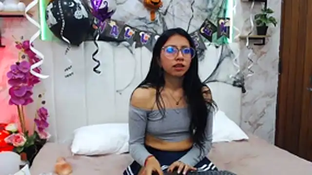 Snapshot of VioletxBloom chatting on 10/18/25, 12:24 VioletxBloom online show from 10/18/25, 12:24