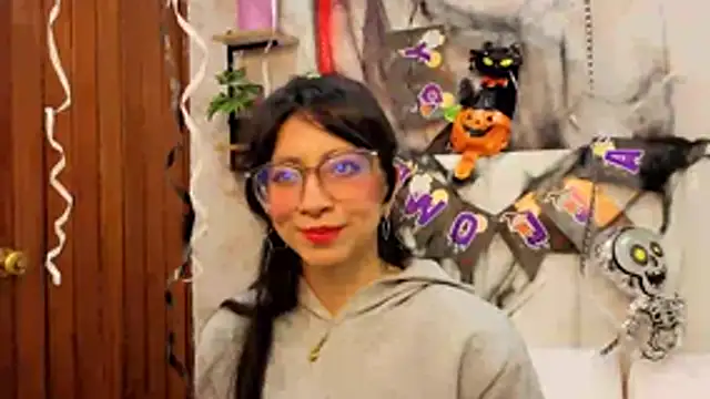 Snapshot of VioletxBloom chatting on 10/22/25, 08:41 VioletxBloom online show from 10/22/25, 08:41