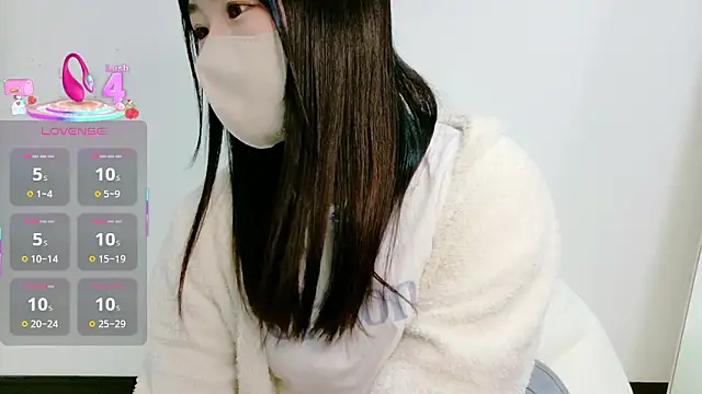 Snapshot of yuuka82619y chatting on 10/11/25, 02:04 yuuka82619y online show from 10/11/25, 02:04