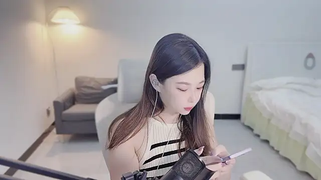 Snapshot of Maymay_ chatting on 10/25/25, 10:59 Maymay online show from 10/25/25, 10:59