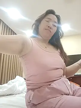 miumiu 00 online show from 12/16/25, 10:48