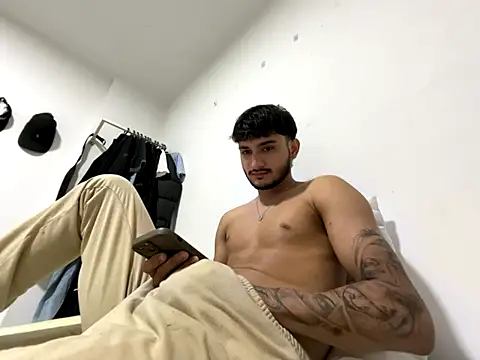 Snapshot of Nas-z09 chatting on 12/22/25, 09:56 Nas-z09 online show from 12/22/25, 09:56