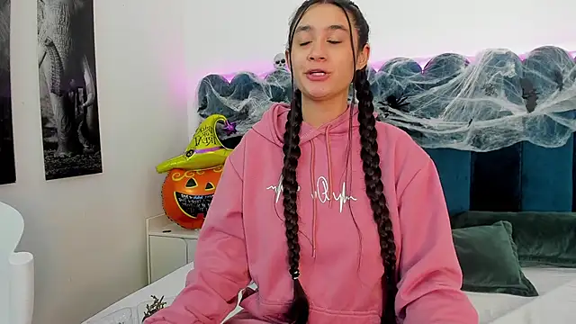 Snapshot of EmilyHanks_ chatting on 10/24/25, 11:34 EmilyHanks online show from 10/24/25, 11:34