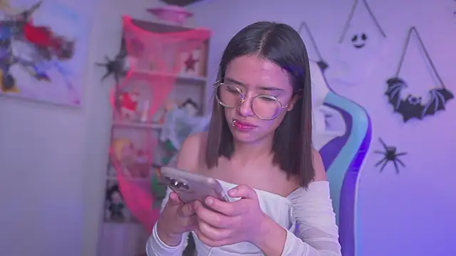 Snapshot of Lana_Dreams_ chatting on 10/31/25, 01:28 Lana Dreams online show from 10/31/25, 01:28