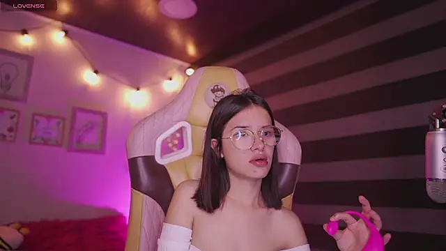 Snapshot of Lana_Dreams_ chatting on 11/05/25, 12:43 Lana Dreams online show from 11/05/25, 12:43