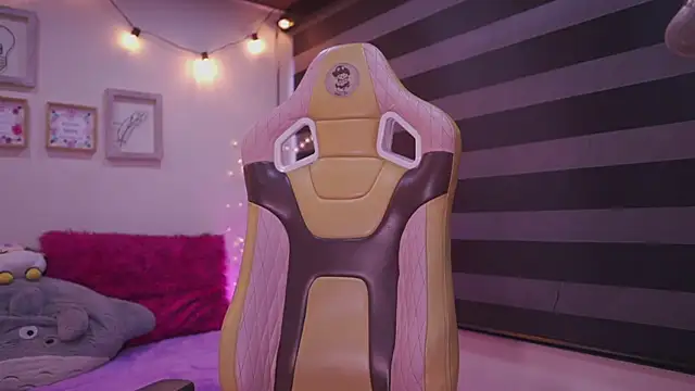 Snapshot of Lana_Dreams_ chatting on 11/13/25, 10:19 Lana Dreams online show from 11/13/25, 10:19