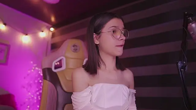 Snapshot of Lana_Dreams_ chatting on 11/19/25, 10:32 Lana Dreams online show from 11/19/25, 10:32