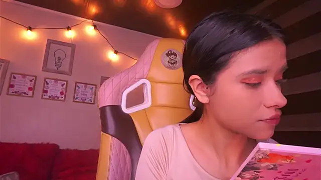 Snapshot of Lana_Dreams_ chatting on 11/26/25, 12:33 Lana Dreams online show from 11/26/25, 12:33