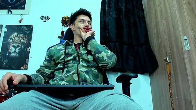 Snapshot of javiersexymann chatting on 02/25/25, 10:18 javiersexymann online show from 02/25/25, 10:18