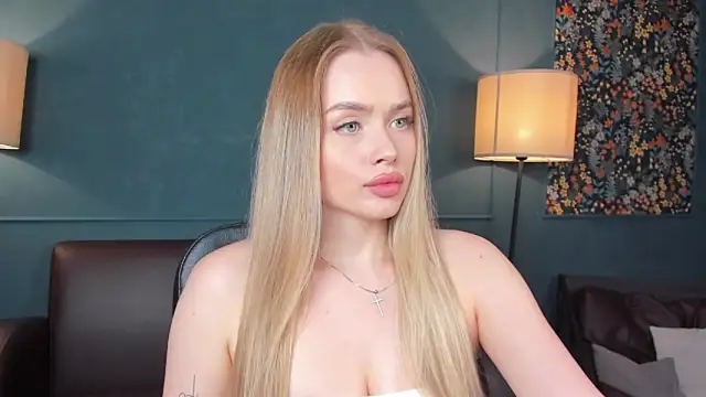 Snapshot of AvroraGoldie chatting on 09/15/25, 10:26 AvroraGoldie online show from 09/15/25, 10:26