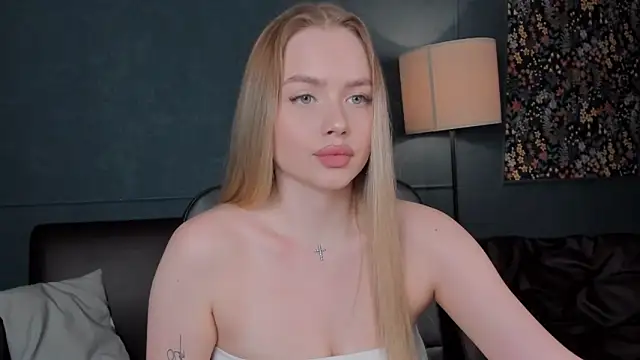 Snapshot of AvroraGoldie chatting on 09/25/25, 12:20 AvroraGoldie online show from 09/25/25, 12:20