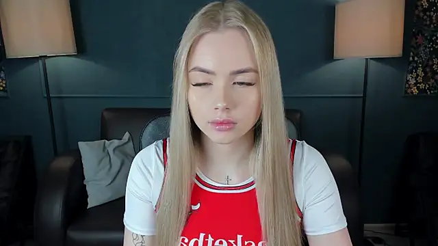 Snapshot of AvroraGoldie chatting on 10/17/25, 10:29 AvroraGoldie online show from 10/17/25, 10:29