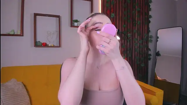 Snapshot of AvroraGoldie chatting on 12/05/25, 03:37 AvroraGoldie online show from 12/05/25, 03:37