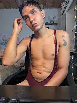 Snapshot of Angel_latinboy chatting on 04/28/26, 02:55 Angel latinboy online show from 04/28/26, 02:55