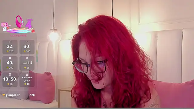 mae lyra online show from 12/15/25, 08:07