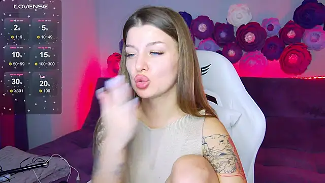 Snapshot of LindaBrilliant chatting on 10/11/25, 02:48 LindaBrilliant online show from 10/11/25, 02:48