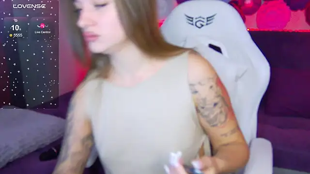 Snapshot of LindaBrilliant chatting on 10/15/25, 02:55 LindaBrilliant online show from 10/15/25, 02:55