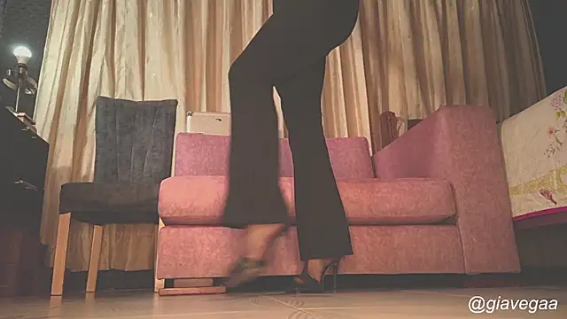 gigifontaine   online show from 12/03/25, 09:57