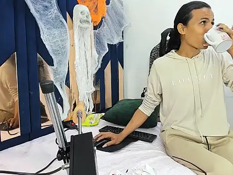 Snapshot of Aisha_hotts777 chatting on 10/30/25, 04:58 Aisha hotts777 online show from 10/30/25, 04:58