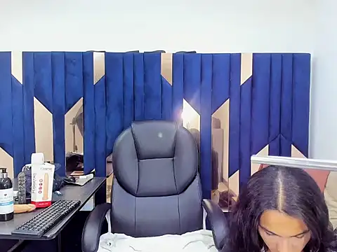 Snapshot of Aisha_hotts777 chatting on 11/19/25, 04:23 Aisha hotts777 online show from 11/19/25, 04:23