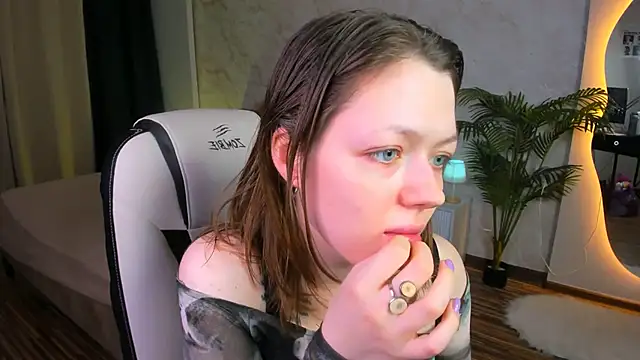 Lunar Lily online show from 11/05/25, 05:40