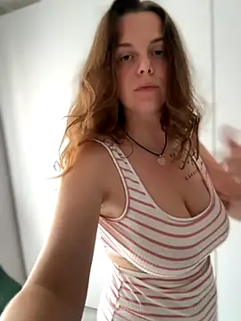 TenderLaGlamor online show from 09/21/25, 12:51