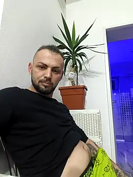 Snapshot of papichulo0099 chatting on 12/21/25, 04:41 papichulo0099 online show from 12/21/25, 04:41