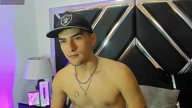 Snapshot of AlekRuizx chatting on 10/15/25, 01:39 AlekRuizx online show from 10/15/25, 01:39