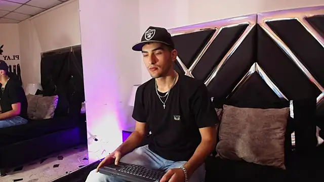 Snapshot of AlekRuizx chatting on 10/17/25, 03:31 AlekRuizx online show from 10/17/25, 03:31