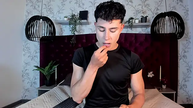 Snapshot of AustinJones_ chatting on 11/19/25, 07:14 AustinJones online show from 11/19/25, 07:14