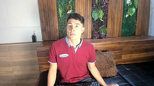 Snapshot of AustinJones_ chatting on 12/14/25, 04:12 AustinJones online show from 12/14/25, 04:12