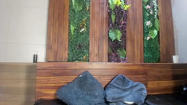 Snapshot of AustinJones_ chatting on 12/21/25, 06:48 AustinJones online show from 12/21/25, 06:48