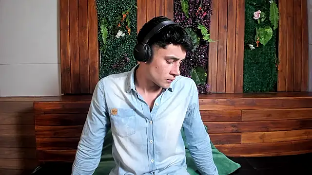 Snapshot of AustinJones_ chatting on 02/07/26, 06:33 AustinJones online show from 02/07/26, 06:33