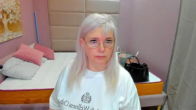 Snapshot of Hella_Fabel chatting on 06/25/26, 01:16 Hella Fabel online show from 06/25/26, 01:16