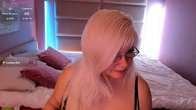 Snapshot of Hella_Fabel chatting on 07/13/26, 01:19 Hella Fabel online show from 07/13/26, 01:19