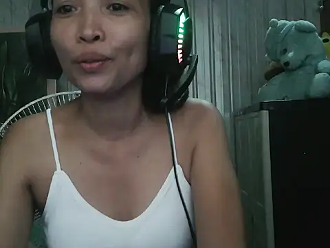 Snapshot of pinayhotii chatting on 09/17/25, 07:43 pinayhotii online show from 09/17/25, 07:43