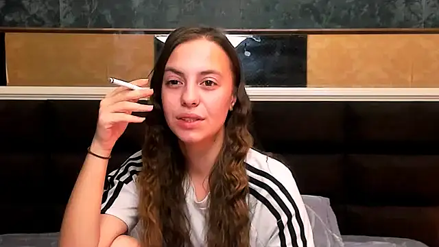 Snapshot of MillieTinny chatting on 10/18/25, 03:09 MillieTinny online show from 10/18/25, 03:09