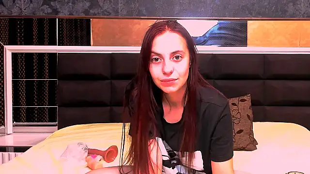 Snapshot of MillieTinny chatting on 10/26/25, 05:52 MillieTinny online show from 10/26/25, 05:52