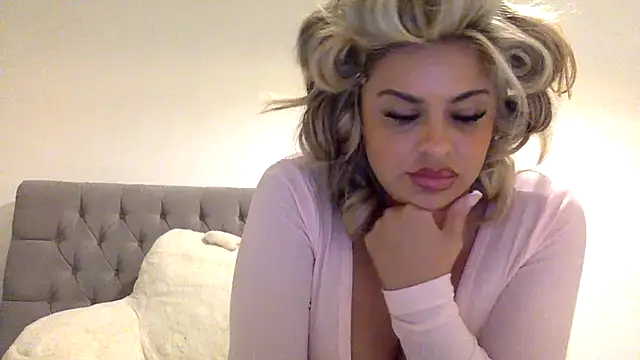 Snapshot of Miss_Mami chatting on 10/26/25, 12:05 Miss Mami online show from 10/26/25, 12:05