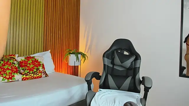 liliand  online show from 12/05/25, 02:09