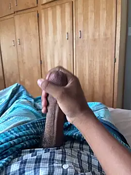 Snapshot of CreamyOff45 chatting on 12/17/25, 05:24 CreamyOff45 online show from 12/17/25, 05:24