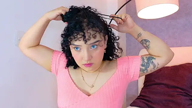 Snapshot of Tracielowe_w chatting on 11/15/25, 03:26 Tracielowe w online show from 11/15/25, 03:26