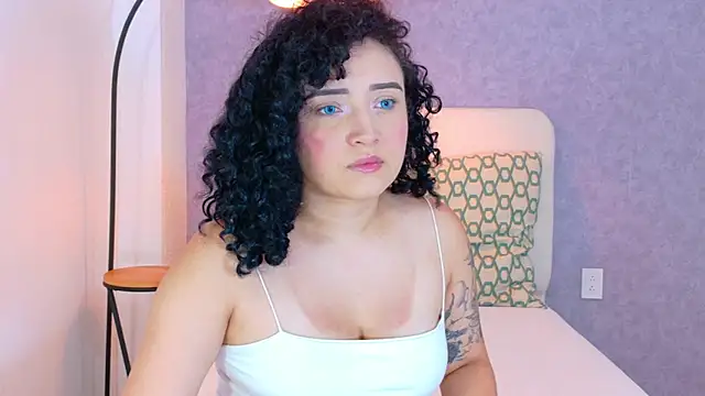 Snapshot of Tracielowe_w chatting on 12/14/25, 03:34 Tracielowe w online show from 12/14/25, 03:34