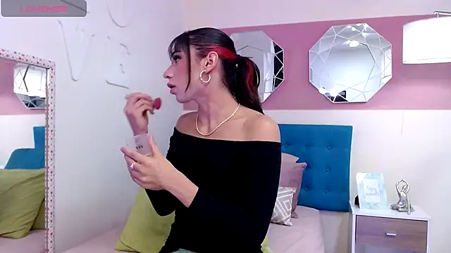 Snapshot of NicoletBlossom chatting on 11/15/25, 12:02 NicoletBlossom online show from 11/15/25, 12:02