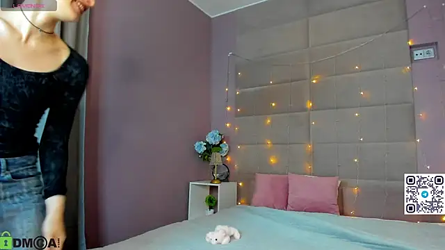 Snapshot of Adeline_Perle chatting on 10/31/25, 01:17 Adeline Perle online show from 10/31/25, 01:17