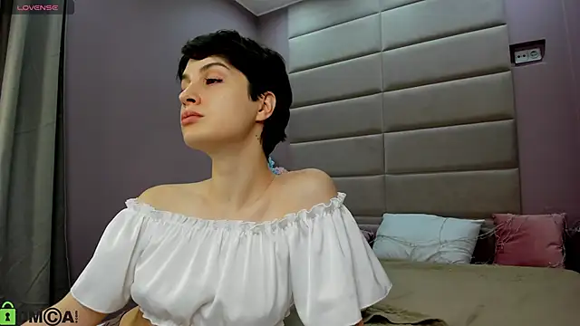 Snapshot of Adeline_Perle chatting on 11/10/25, 01:26 Adeline Perle online show from 11/10/25, 01:26