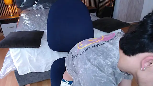 Snapshot of aaronjames1 chatting on 09/10/25, 09:37 aaronjames1 online show from 09/10/25, 09:37